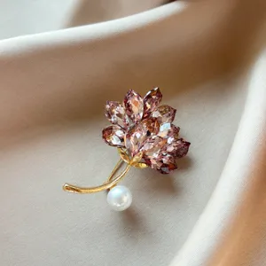 Exquisite Lotus Kristall Brosche mit funkelnden Strasssteinen für feine Kleidung.