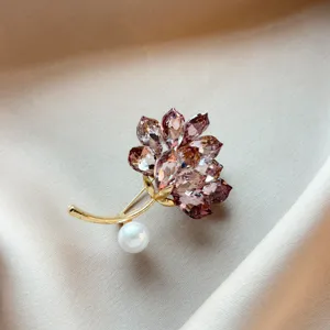 Elegante koreanische Lotus Brosche mit rosa Kristallen und Perle für Anzug Pullover Damen.