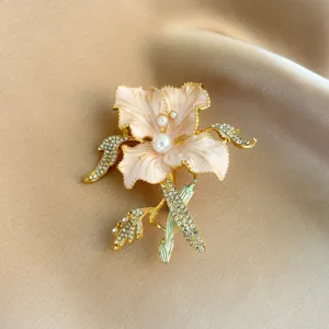Retro Alloy Flower Brooch Elegant Rhinestone Artificial Pearl Enamel Brooches For Women Suit Cheongsam Pin Jewelry