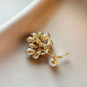Elegante Lotus Blumen Brosche mit Kristall Blütenblättern und Perlenanhänger für Damen.