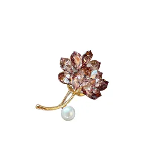 Elegante Kristall Lotus Brosche für Damen, goldene Legierung mit Steinen und Perle.