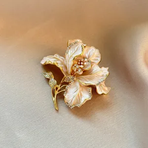Exquisite enamel rhinestone flower brooch elegant pearl corsage pin for women suit dress