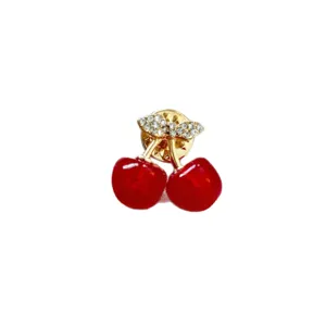 Élégante broche cerise rouge pour femme, épingle élégante ton or avec strass étincelants.