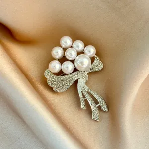 Elegant pearl and rhinestone flower brooch accessory, perfect for chic suits and anti-glare wear.