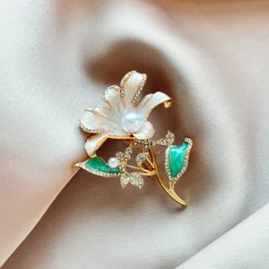 Elegant Lily Flower Brooch Alloy Rhinestone Artificial Pearl Suit Pin Fashion Jewelry Accessory For Women