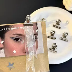 Μικρά ασημένια μεταλλικά κλιπ 22mm για DIY χειροτεχνίες, συσκευασία δώρων και διακόσμηση.