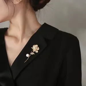 Exquisite gold rose flower brooch with pearl accent, elegant fashion lapel pin for coats.