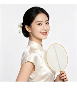 Détail d'une épingle à cheveux florale à glands portée avec un élégant qipao chinois.