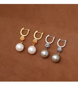 Vista detallada de elegantes pendientes de perlas con detalles de pavé de circonitas