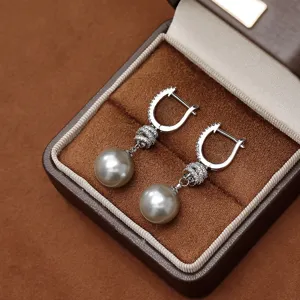 Elegantes pendientes largos de perlas grises con cierres de diseño de cuerda con circón.