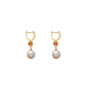 Elegantes pendientes colgantes bañados en oro con perlas blancas y circonitas