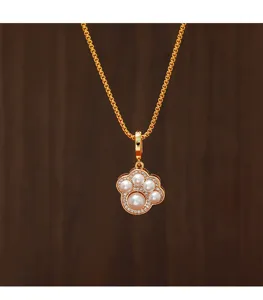 Elegante gouden ketting met kattenpoot hanger, witte parels en fonkelende zirkonia