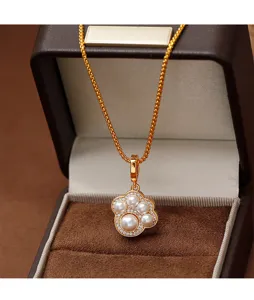 Gedetailleerd macro-overzicht van een elegante kattenpootketting met parels en zirkoon