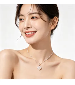 Close-up van een lachend model met een elegante zilveren kattenpoot hanger ketting