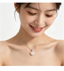 Detailopname van een kattenpoot hanger ketting met parels en zirkonia op een model