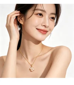 Close-up van een elegante gouden kattenpoot hanger ketting met parels op een model
