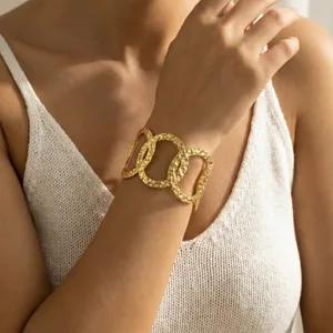 Nahaufnahme eines 18 Karat vergoldeten Edelstahl-Manschettenarmband mit Hammerschlag-Optik