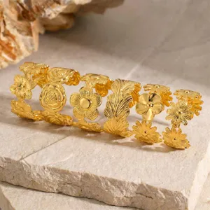 Set mit fünf verstellbaren, 18 Karat vergoldeten Manschettenarmbändern mit Blumenmuster