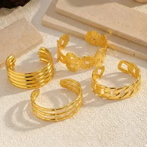 Set aus 18 Karat vergoldeten Edelstahl-Armreifen mit hohlen Blumenmustern