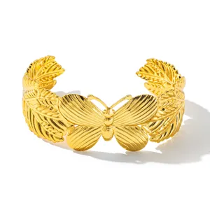 Exquisiter 18K vergoldeter Edelstahl-Armreif mit Schmetterling auf weißem Grund