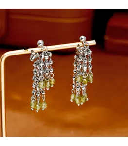 Elegantes pendientes de diseño con borlas de cuentas verdes y cadenas plateadas