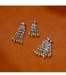 Primer plano de elegantes pendientes de araña con cuentas verde oliva y cadenas de plata