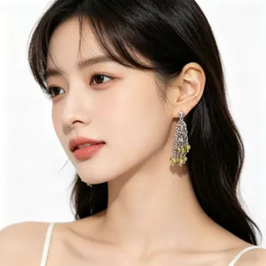 Pendientes de borla con cuentas verdes y cadenas plateadas para un look elegante