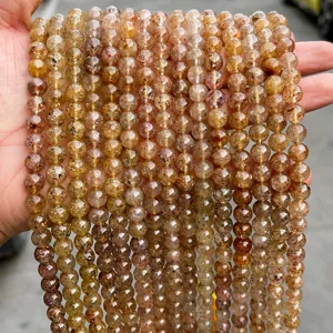 Primo piano di perle tonde in quarzo fragola naturale per la creazione di gioielli