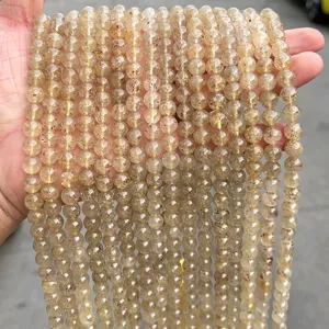 Dettaglio di perle tonde in quarzo fragola naturale per la creazione di gioielli fai-da-te