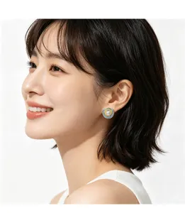 Primer plano de elegantes pendientes de perlas usados por una modelo para un look dulce