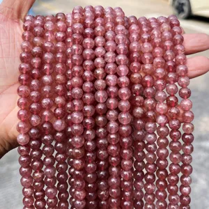 Primo piano di perle tonde in quarzo fragola naturale con inclusioni