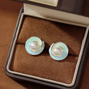 Elegantes pendientes de perlas en espiral con incrustaciones de esmalte degradado azul y amarillo