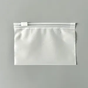 Detail van matte plastic opbergtas, doorzichtige waterdichte zak met ritssluiting.