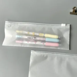 Dettaglio della busta di stoccaggio con zip traslucida opaca e chiusura sicura.