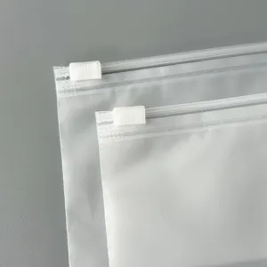 Dettaglio della busta opaca con chiusura a zip e cursore in plastica resistente.