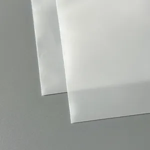 Busta in plastica opaca con chiusura a zip in dettaglio, confezione impermeabile antipolvere.