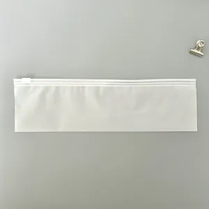 Detailopname van een lange, matte PE-ritstas, doorzichtige etui voor kleine voorwerpen.