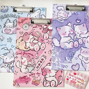 Detalle de tablero A4 con diseño de gato lindo, pinza metálica y bloc de notas colorido.