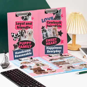 Vue détaillée du presse-papiers A4 esthétique avec collage à carreaux et adorables animaux.