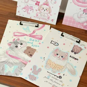 Detailansicht süßer Cartoon A4 Papierklemmbretter mit Katzenillustrationen für Schreibwaren.