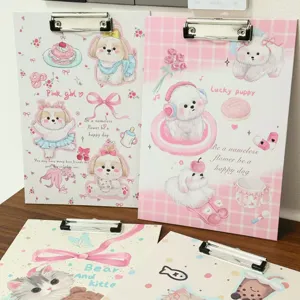 Nahaufnahme von niedlichen koreanischen A4 Klemmbrettern mit rosa Cartoon-Hunde-Design.