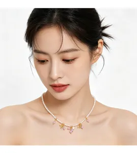 Nahaufnahme einer eleganten Perlenhalskette im französischen Stil mit rosa Anhängern am Model