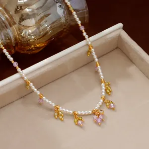 Elegante Perlen-Halskette mit farbigen Edelstein-Anhängern im französischen Stil