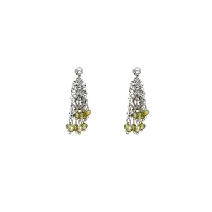 Elegantes pendientes de borlas plateadas con cuentas facetadas en color verde oliva