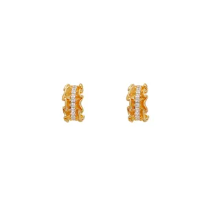 Elegantes pendientes en C de oro chapado con diseño arrugado y circonitas finas