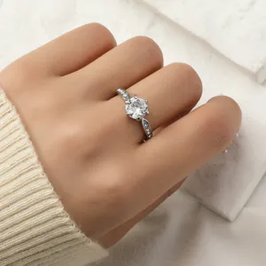 Nahaufnahme Detail des silberfarbenen Strassrings mit Zargenfassung und feinem Pavé-Besatz.