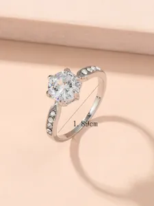 Nahaufnahme Detailaufnahme des eleganten Strassrings mit Innendurchmesser und funkelndem Stein.