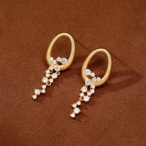 Elegantes pendientes largos dorados con diseño de cascada de circonitas.