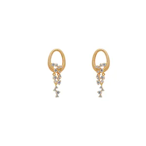 Elegantes pendientes ovalados dorados con una cascada de circonitas brillantes.