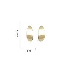 Vue détaillée de la taille des boucles d'oreilles ovales minimalistes en or brossé 2,5x1,8 cm